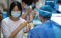 Đại học Hong Kong: 2 liều vắc xin Sinovac và Pfizer không tạo đủ kháng thể chống Omicron