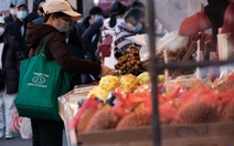 Giá hàng hóa tăng, nhiều người Mỹ thay đổi cách mua sắm thực phẩm