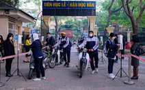 Học sinh lớp 12 Hà Nội trở lại trường