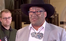 Nghị sĩ gốc thổ dân New Zealand bị đuổi khỏi cuộc họp vì không đeo cà vạt