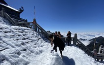 Du khách nườm nượp lên Fansipan chụp ảnh tuyết ngày cuối năm