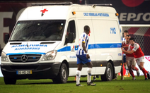 Video: Xe cấp cứu vào sân, cầu thủ phải đẩy ra