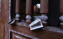 Đền chùa Hà Nội đóng cửa, người hành hương vái vọng, nhét tiền qua khe cổng