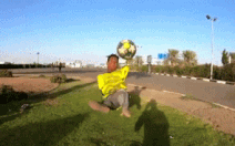 Video: Kỹ năng chơi bóng tuyệt vời của 'chú lùn không tay'