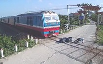 Video người đàn ông ngã vào đường ray thoát chết trong tích tắc trước mũi tàu hỏa