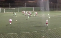 Video: Quả đá phạt siêu đẳng mang về bàn thắng từ khoảng cách 40m