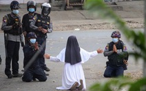 Nữ tu Myanmar quỳ xin cảnh sát hãy tha mạng cho người biểu tình, 2 cảnh sát quỳ theo