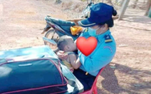 Nữ cảnh sát Campuchia cho con bú giữa giờ làm, chính quyền phạt, người dân bênh