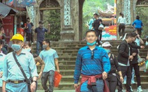 Khách thập phương ùn ùn kéo đến chùa Hương, phớt lờ quy định phòng dịch