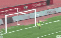 Video: Đốt lưới nhà 'khó đỡ': bóng dội 2 cột dọc rồi trúng tay thủ môn văng vào lưới