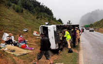 Xe khách chở 20 người từ Sơn La về Hà Nội lật trên quốc lộ 6, một người chết