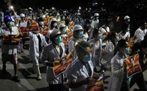 Bác sĩ, y tá ở Myanmar xuống đường biểu tình