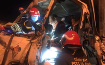 Cảnh sát cắt cabin giải cứu 2 người mắc kẹt sau tai nạn trên cầu Thanh Trì