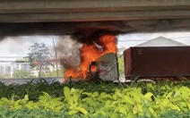 Xe container bốc cháy dữ dội dưới cầu Phú Mỹ
