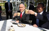 Thủ tướng Israel ngồi vỉa hè ăn bánh, chứng minh sắp vượt qua COVID-19