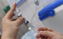 Lãnh đạo xã lấy 'vắc xin dư' tiêm cho người thân