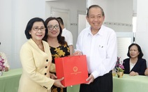Phó thủ tướng Trương Hòa Bình tặng quà cho trẻ khuyết tật Quảng Ngãi