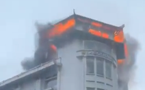 Một nhà hàng của khách sạn cháy lớn trong lúc mưa