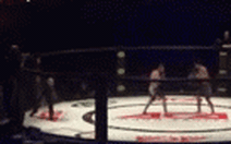 Võ sĩ đang thi đấu, trọng tài quay lưng đi lượm chai, bỏ lỡ màn 'nốc ao kỳ dị'