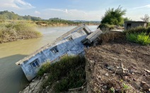 'Cát tặc' vẫn lộng hành trên dòng Krông Nô, dân sập nhà mất đất đến bao giờ?