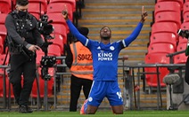 Iheanacho đưa Leicester vào chung kết Cúp FA