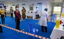 35 nhân viên cách ly, Bệnh viện Chợ Rẫy - Phnom Penh vẫn ra sức tiêm vắc xin cho bà con Campuchia