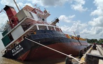Tàu hàng ở Tân Cảng Hiệp Phước nghiêng, nhiều container rơi xuống sông
