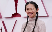 Trực tiếp Oscar 2021: Chloe Zhao nhận tượng vàng, nhắc câu 'Nhân chi sơ tính bản thiện'