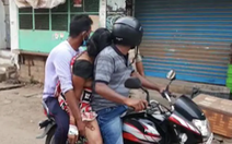 Chở xác mẹ đi hỏa táng bằng xe máy ở Ấn Độ