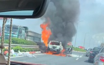 Cháy xe ôtô trên cao tốc Pháp Vân - Cầu Giẽ