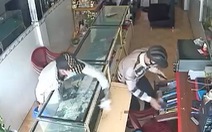 Video: Kẻ gian cắt khóa cửa cuốn, đột nhập cửa tiệm lấy trộm hàng chục điện thoại
