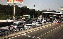 Người dân ùn ùn rời TP.HCM, cao tốc, xa lộ Hà Nội, quốc lộ 1 quá tải