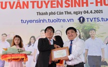 PGS.TS Đỗ Văn Dũng nhận danh hiệu ‘Bạn đồng hành quanh tôi’ của báo Tuổi Trẻ
