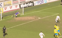 Xem bàn thắng 'điên rồ' từ chấm phạt đền, bóng trúng 'hang chuột' nảy lên vào lưới