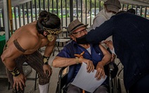 Mexico mời đô vật trấn an người già đi tiêm vắc xin COVID-19