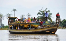 Tàu đâm cây trôi sông vỡ đôi, 30 hành khách thiệt mạng