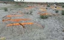 Hết thả trôi sông, Ấn Độ bàng hoàng phát hiện nhiều thi thể vùi trong cát bờ sông Hằng