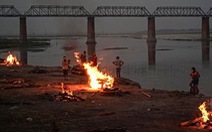 Ấn Độ: Giăng lưới để vớt xác người trên sông Hằng