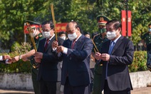 Chủ tịch nước Nguyễn Xuân Phúc dâng hương tưởng niệm tại Ngã ba Giồng