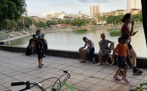 Cấm thể thao ngoài trời hơn 20 ngày trước, người dân vẫn ra công viên, vườn hoa