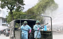 Quân đội điều xe chuyên dụng phun khử khuẩn Bệnh viện Bệnh nhiệt đới TP.HCM