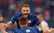 Mất người, Ba Lan bại trận trước Slovakia