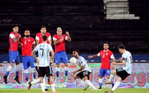 Messi sút phạt 'siêu đẳng' mở tỉ số, Argentina vẫn bị cầm hòa ngày ra quân
