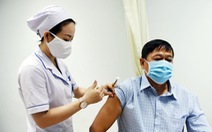 Người dân Côn Đảo đang được tiêm vắc xin phòng COVID-19