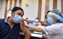 Hàng ngàn công nhân TP.HCM tiêm vắc xin COVID-19 trong ngày chủ nhật