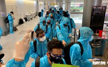 Hai người trên chuyến bay chở tuyển Việt Nam về nước mắc COVID-19