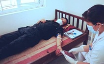 Bộ trưởng Bộ Y tế tặng bằng khen cho 2 cảnh sát hiến máu cứu trẻ giữa tâm dịch