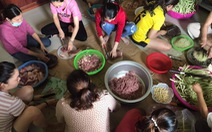 Phụ nữ vùng lũ Quảng Trị kho cá khô, làm muối ruốc gửi Bắc Giang