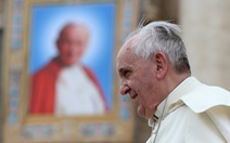 Đức Giáo hoàng Francis đã đi lại được sau ca mổ cắt ruột
