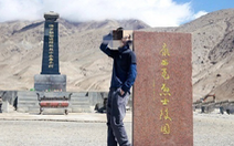 Blogger du lịch Trung Quốc 'bay màu' vì check-in với bia mộ